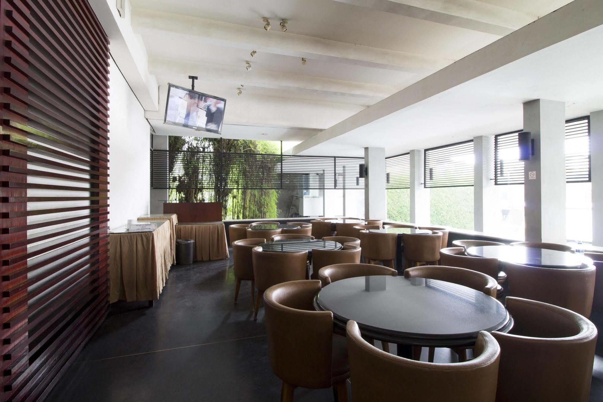 Reddoorz @ Gegerkalong Girang Hotel บันดุง ภายนอก รูปภาพ