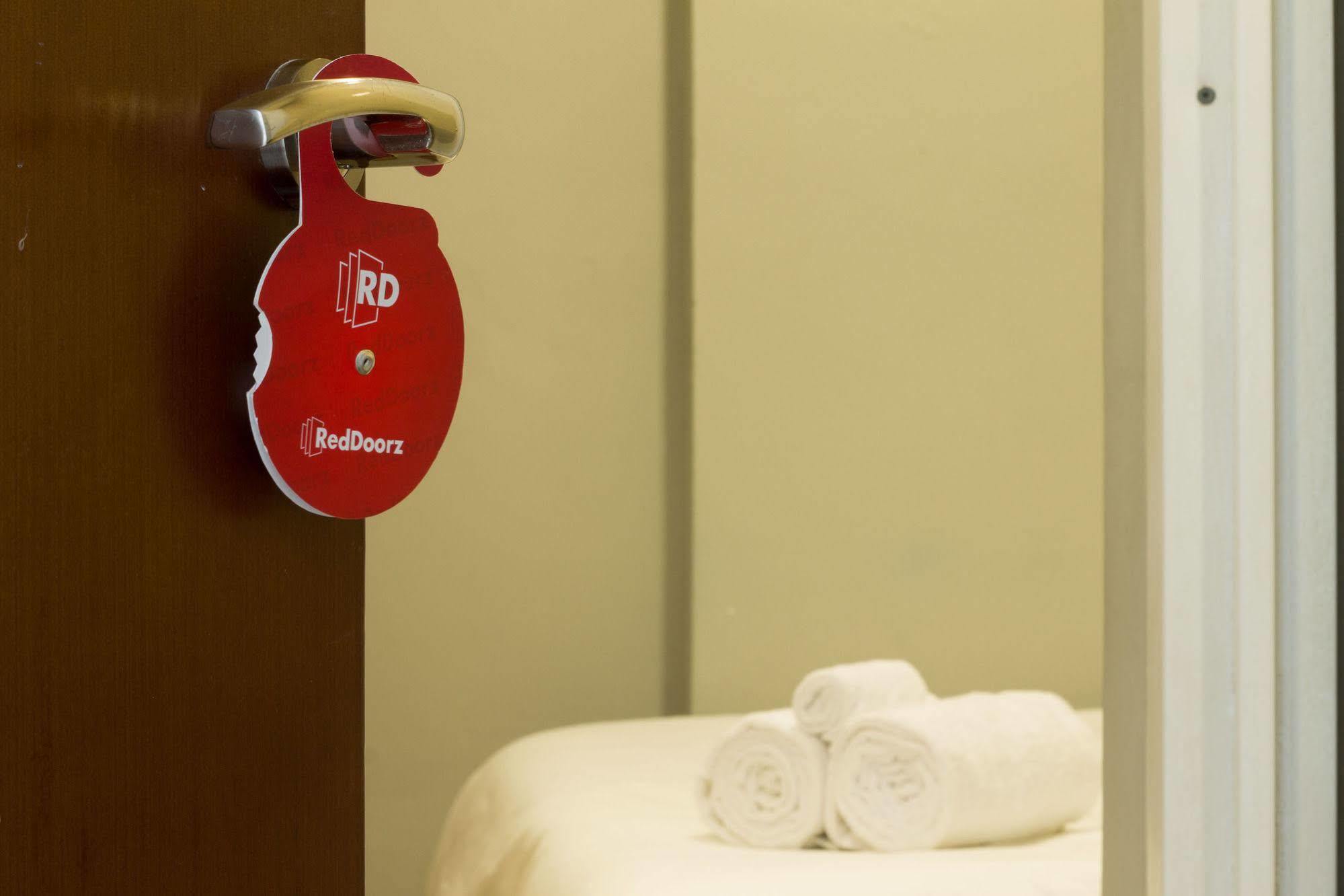 Reddoorz @ Gegerkalong Girang Hotel บันดุง ภายนอก รูปภาพ