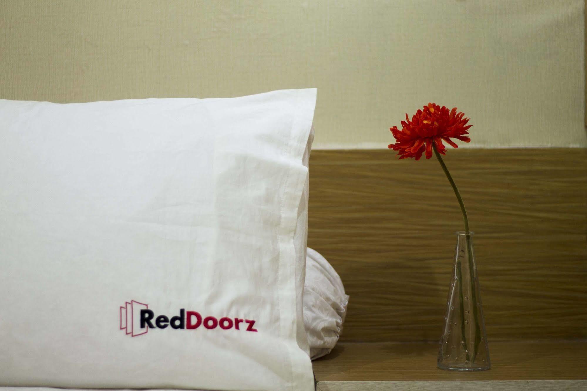 Reddoorz @ Gegerkalong Girang Hotel บันดุง ภายนอก รูปภาพ